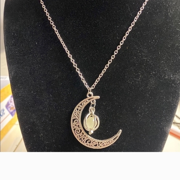 Silver Crescent Moon Necklace - Picture 1 of 1